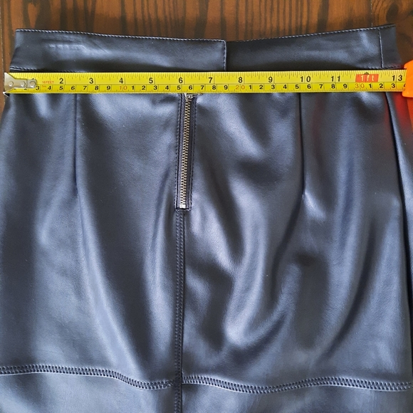 Black Vegan Leather Skirt Size XS - Picture 4 of 8